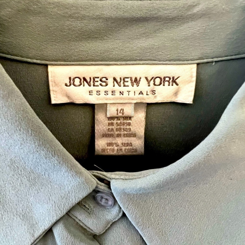 JONES New York silk blouse long sleeves with button closure